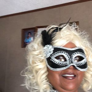 Meet your Posher, Gloria